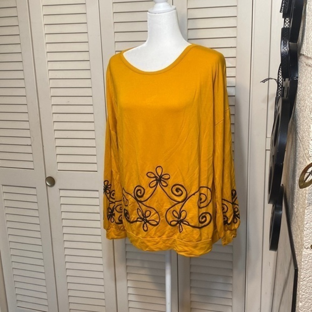 BY DESIGN XL mustard yellow lightweight sweatshirt w funky boho blue embroidery